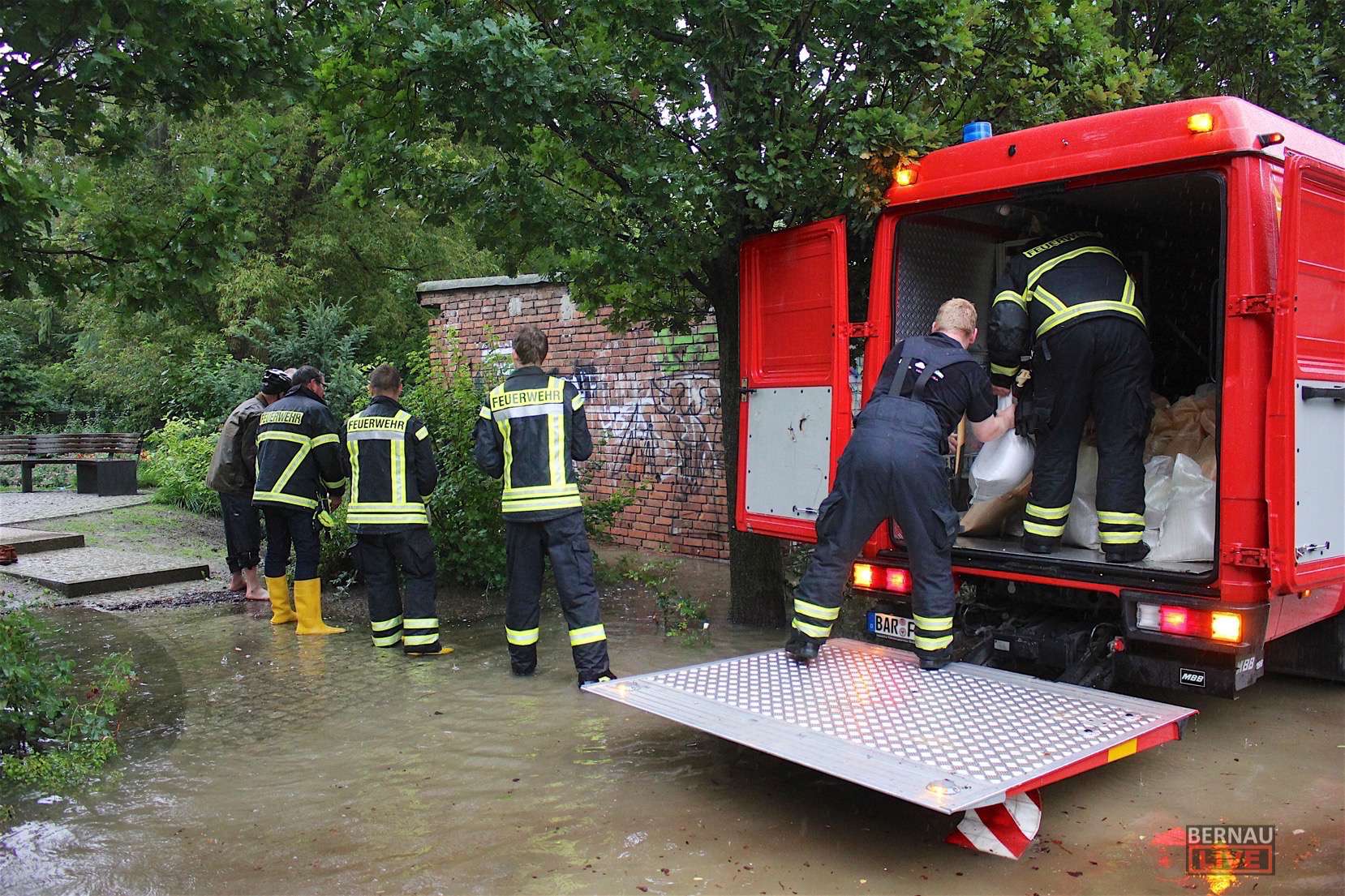 Bernau: Teichwasser überschwemmt Grundstücke - Feuerwehr kämpft