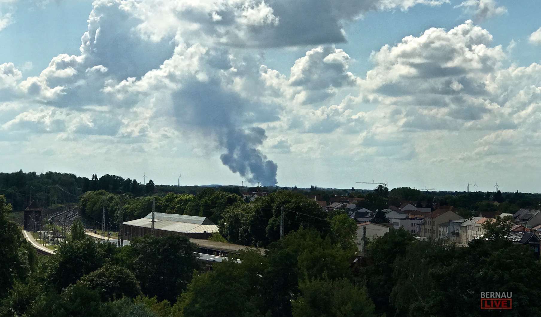 Großbrand in Schildow hält seit Stunden Feuerwehr in Atem
