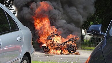 Bernau: Motorroller brennt in der Oranienburger Straße