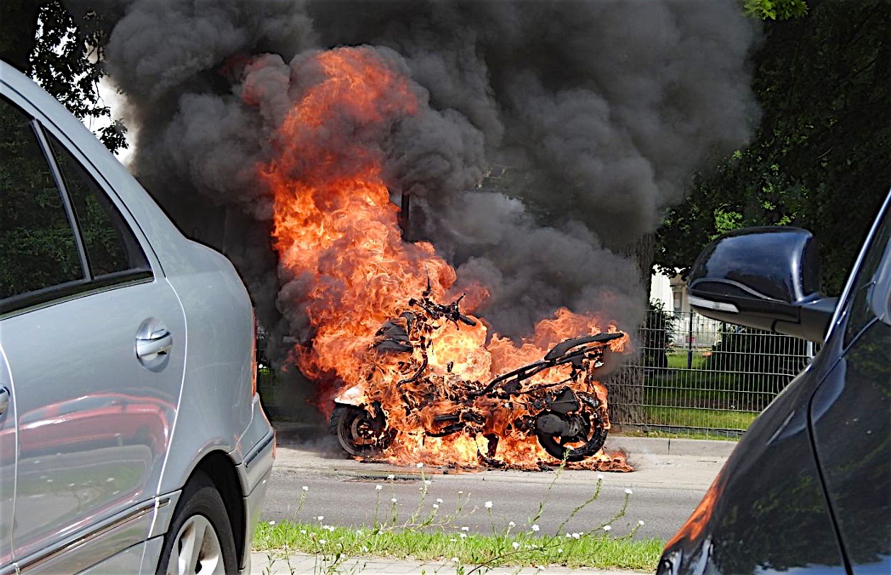 Bernau: Motorroller brennt in der Oranienburger Straße
