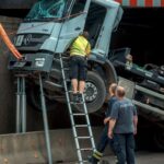 Update zum Unfall LKW gegen Brücke in Bernau b. Berlin 9 Bernau LIVE