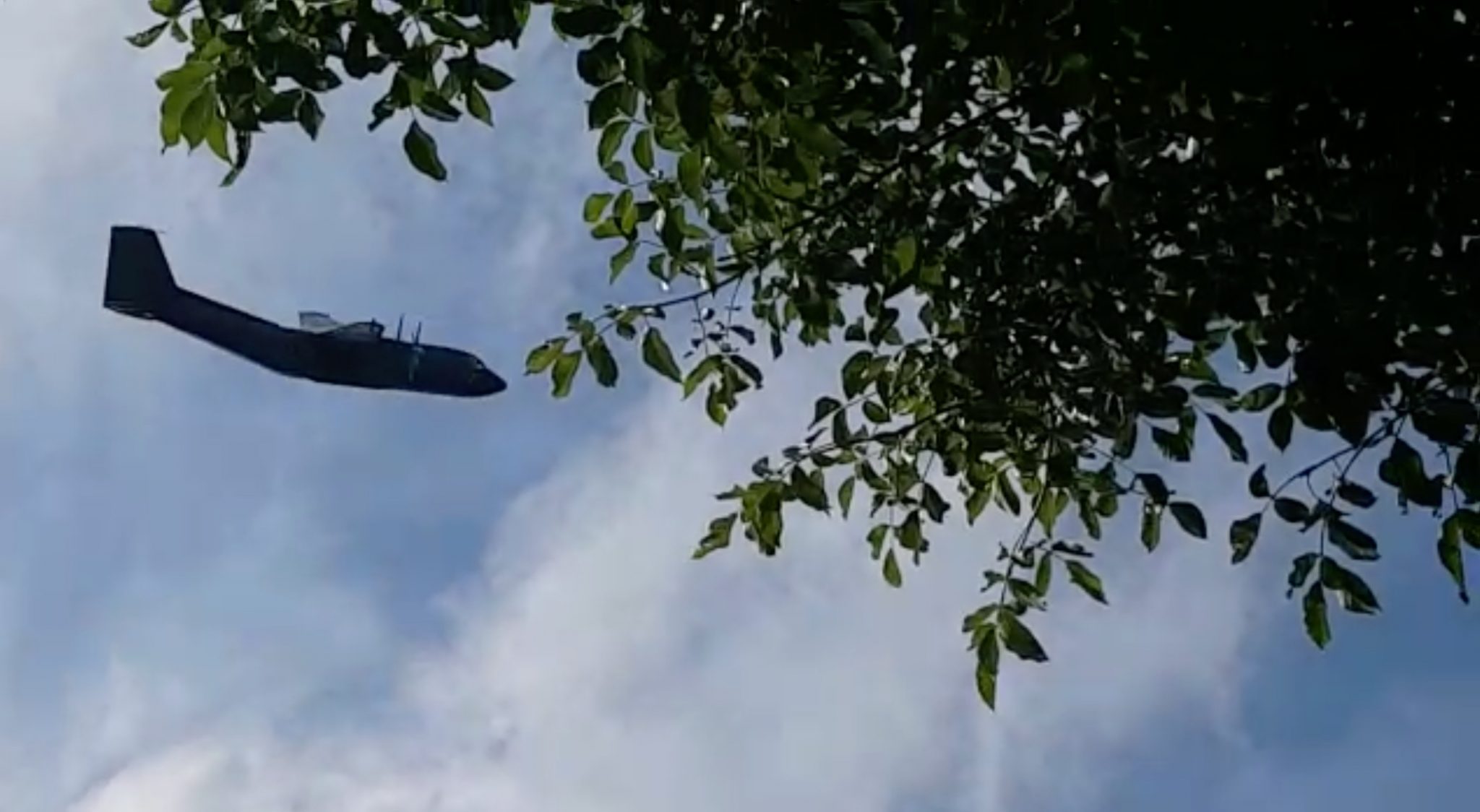 Zum Greifen nah: Was machte der Flieger heute in Schönow? (Video)
