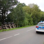 Unfall: In Bernau kippte ein voll beladener LKW um