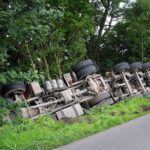 Bernau: Verunfallter LKW soeben aus dem Graben gehoben 18 Unfall: In Bernau kippte ein voll beladener LKW um