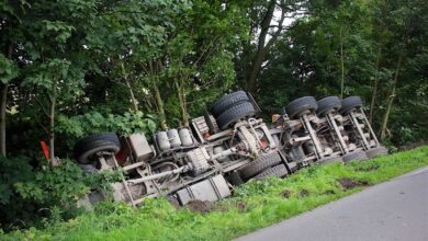 Unfall: In Bernau kippte ein voll beladener LKW um