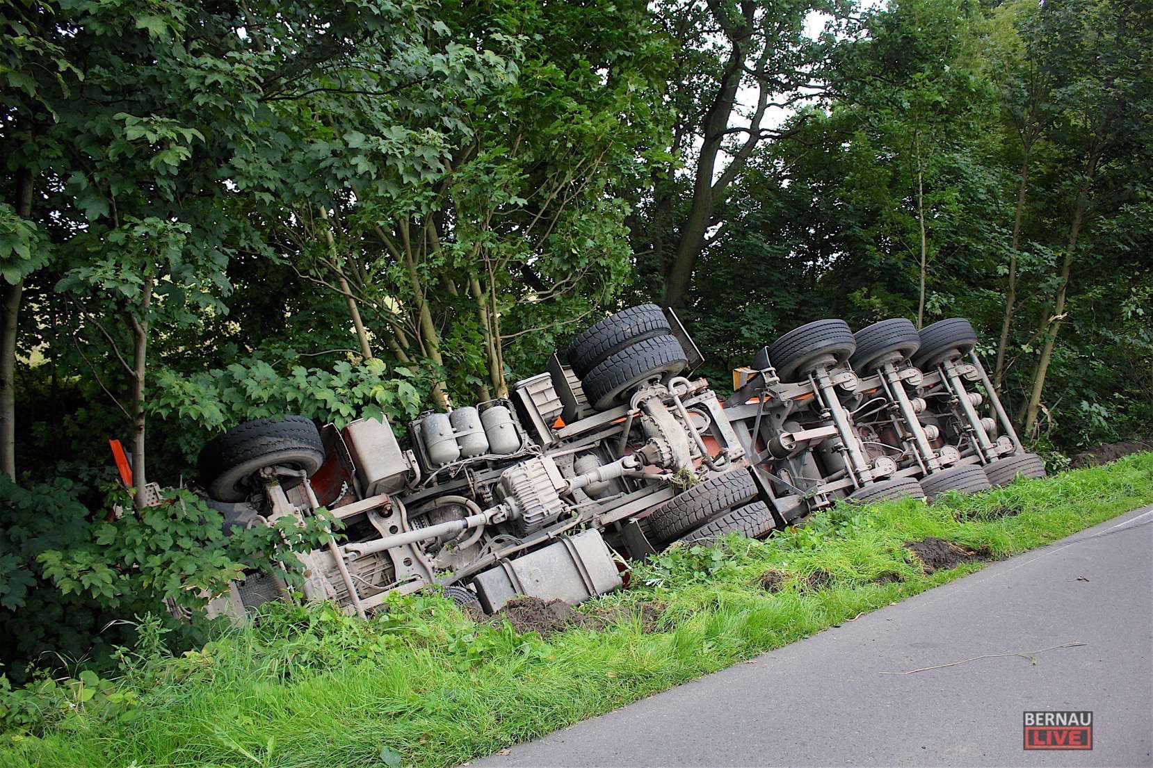 Unfall: In Bernau kippte ein voll beladener LKW um