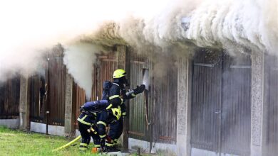 Grossbrand in Bernau - etwa 10 Garagen stehen in Flammen