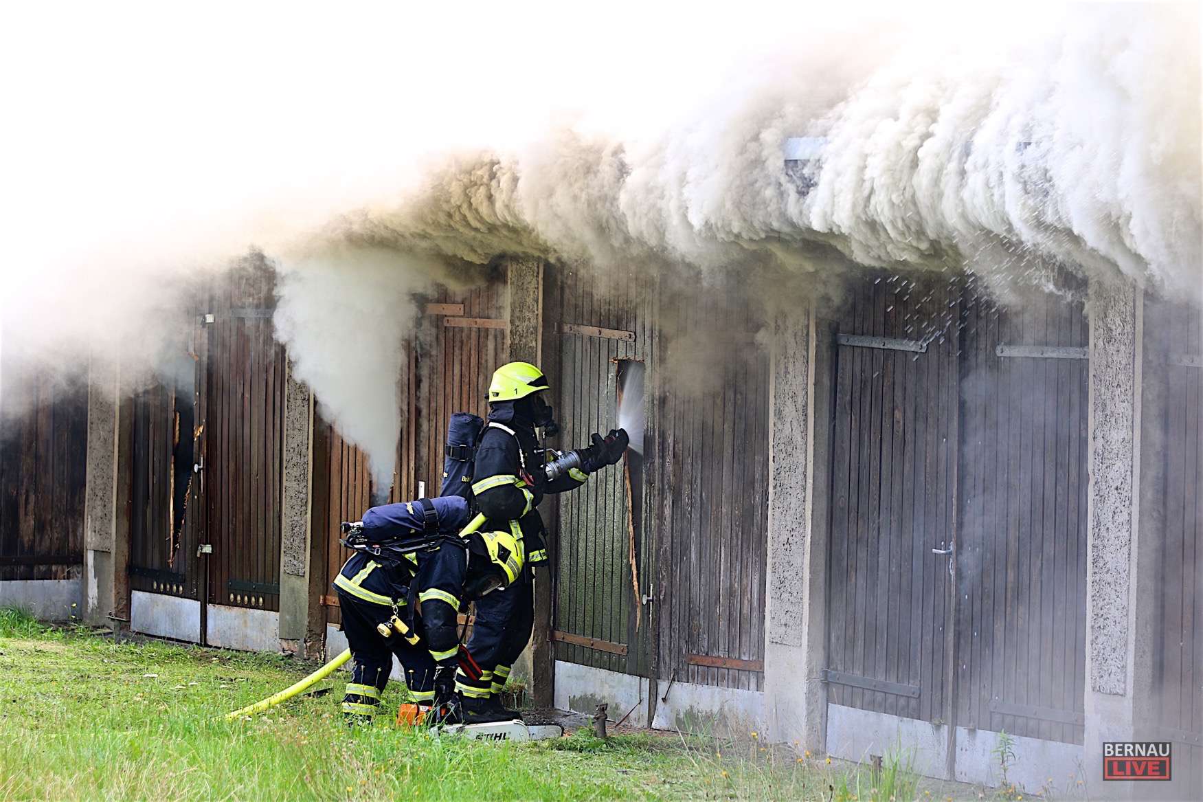 Grossbrand in Bernau - etwa 10 Garagen stehen in Flammen