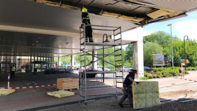 Wie wir bereits berichteten, befuhr ein aus Richtung Börnicke kommender LKW am heutigen Vormittag gegen 11.20 Uhr die Börnicker Chaussee. In Höhe der Bahnhofs-Passage rammte ein am Fahrzeug befindlicher Kranausleger die Überführung des Shoppingcenters. Auf Grund der starken Beschädigungen musste die Börnicker Chaussee vom Kreisverkehr bis zur Ulitzkastraße für den Verkehr gesperrt werden. Nachdem die Feuerwehr Bernau lose und herabhängende Teile beseitigt hatte, galt es für Statiker und Sachverständige die Stabilität der Brücke zu überprüfen. Trotz erheblicher Beschädigungen, konnte dann gegen 15.40 Uhr Entwarnung- und der Straßenverkehr wieder freigegeben werden. Wie es zu dem Unfall kommen konnte und ob ggf. ein technischer Fehler hierfür verantwortlich ist, stand zum jetzigen Zeitpunkt noch nicht fest. Verletzt wurde zum Glück niemand.
