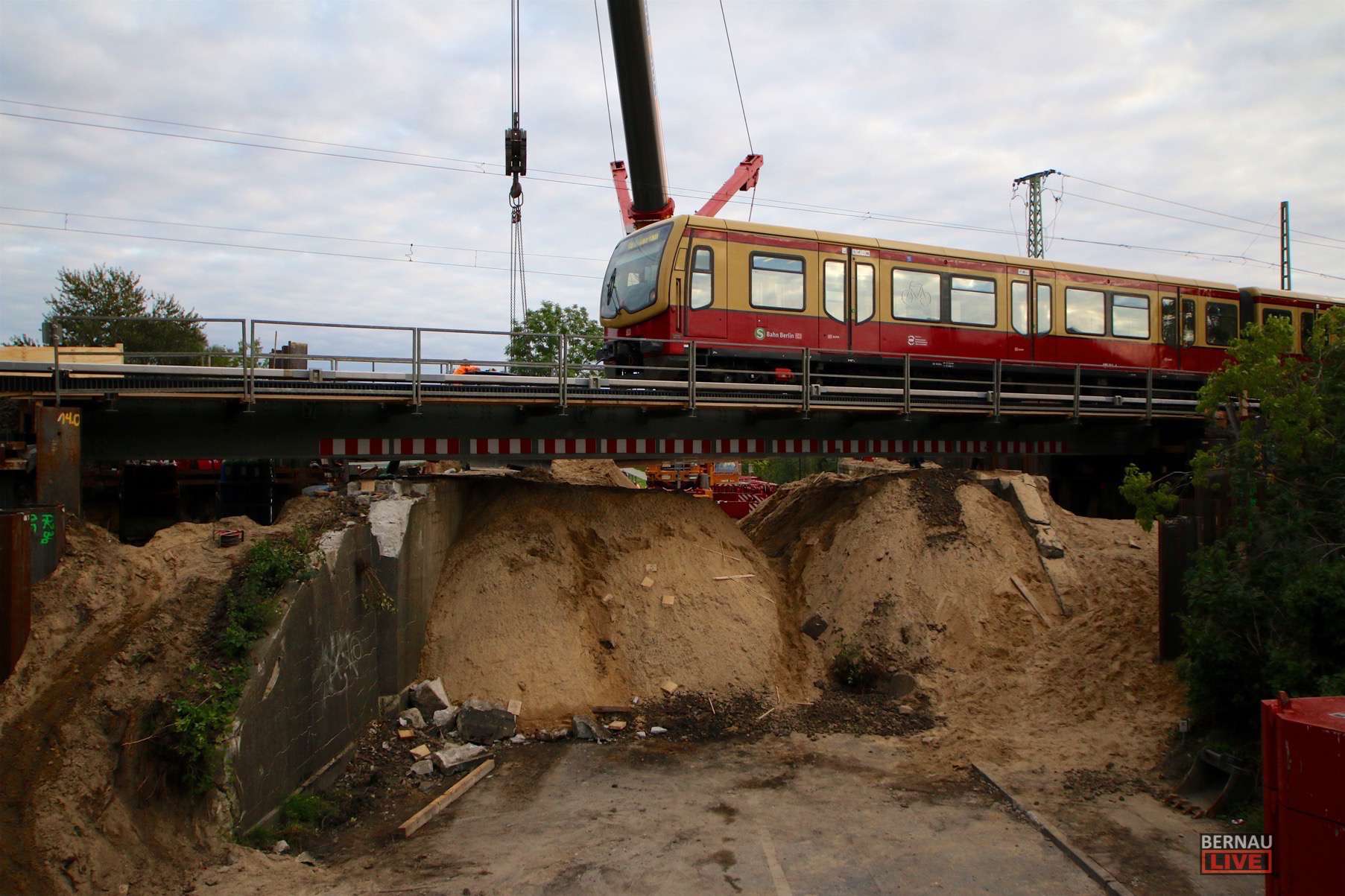 Erste S-Bahn fuhr soeben über die neue Brücke und nach Bernau