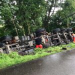 Bernau: Verunfallter LKW soeben aus dem Graben gehoben 15 Bernau LIVE