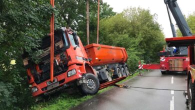 Bernau: Verunfallter LKW soeben aus dem Graben gehoben