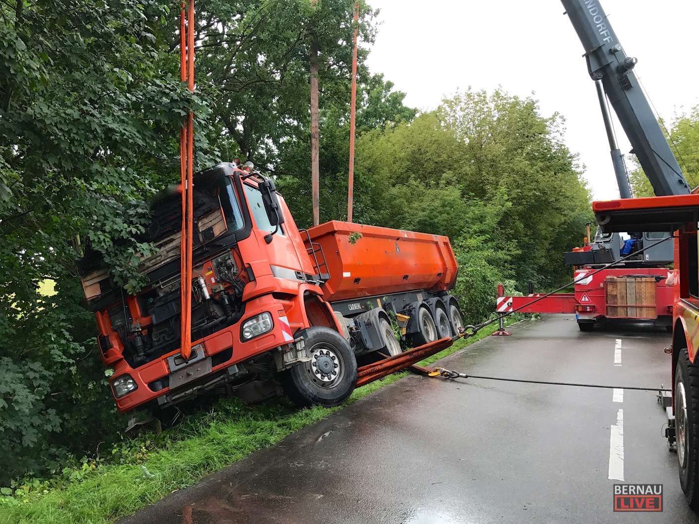 Bernau: Verunfallter LKW soeben aus dem Graben gehoben