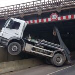 Update zum Unfall LKW gegen Brücke in Bernau b. Berlin 16 Bernau: LKW fährt in Brücke - Vollsperrung - kein Bahnverkehr