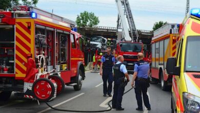 Bernau: LKW fährt in Brücke - Vollsperrung - kein Bahnverkehr