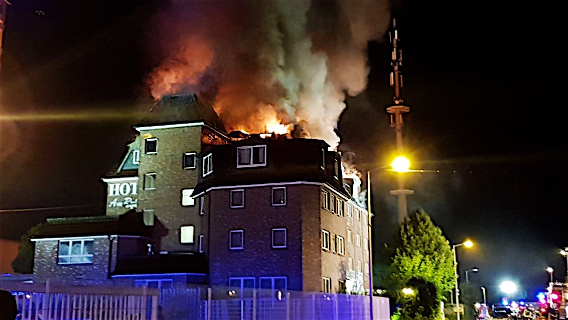 Feuerwehr: Zur Zeit steht ein Hotel in Blumberg in Flammen