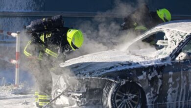 Bernau: PKW stand in der Wallstraße in Flammen