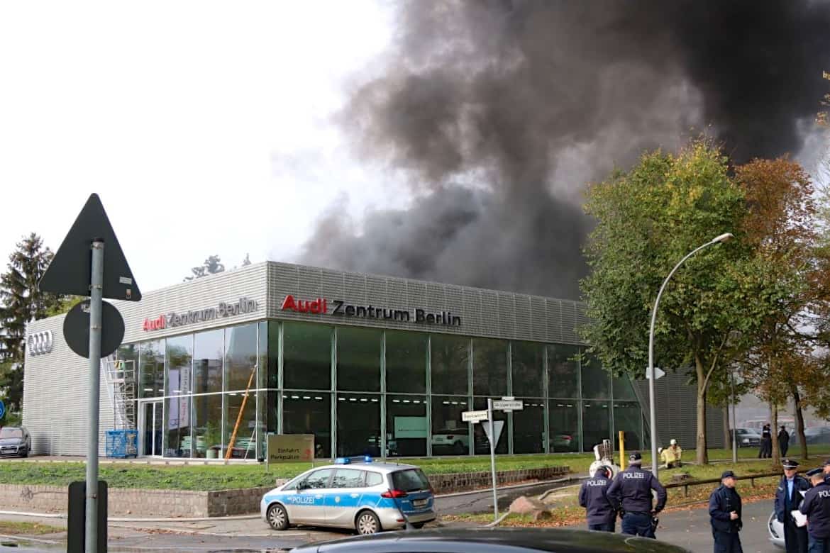 Brand bei Audi - Großbrand in Berlin beschäftigt Feuerwehren