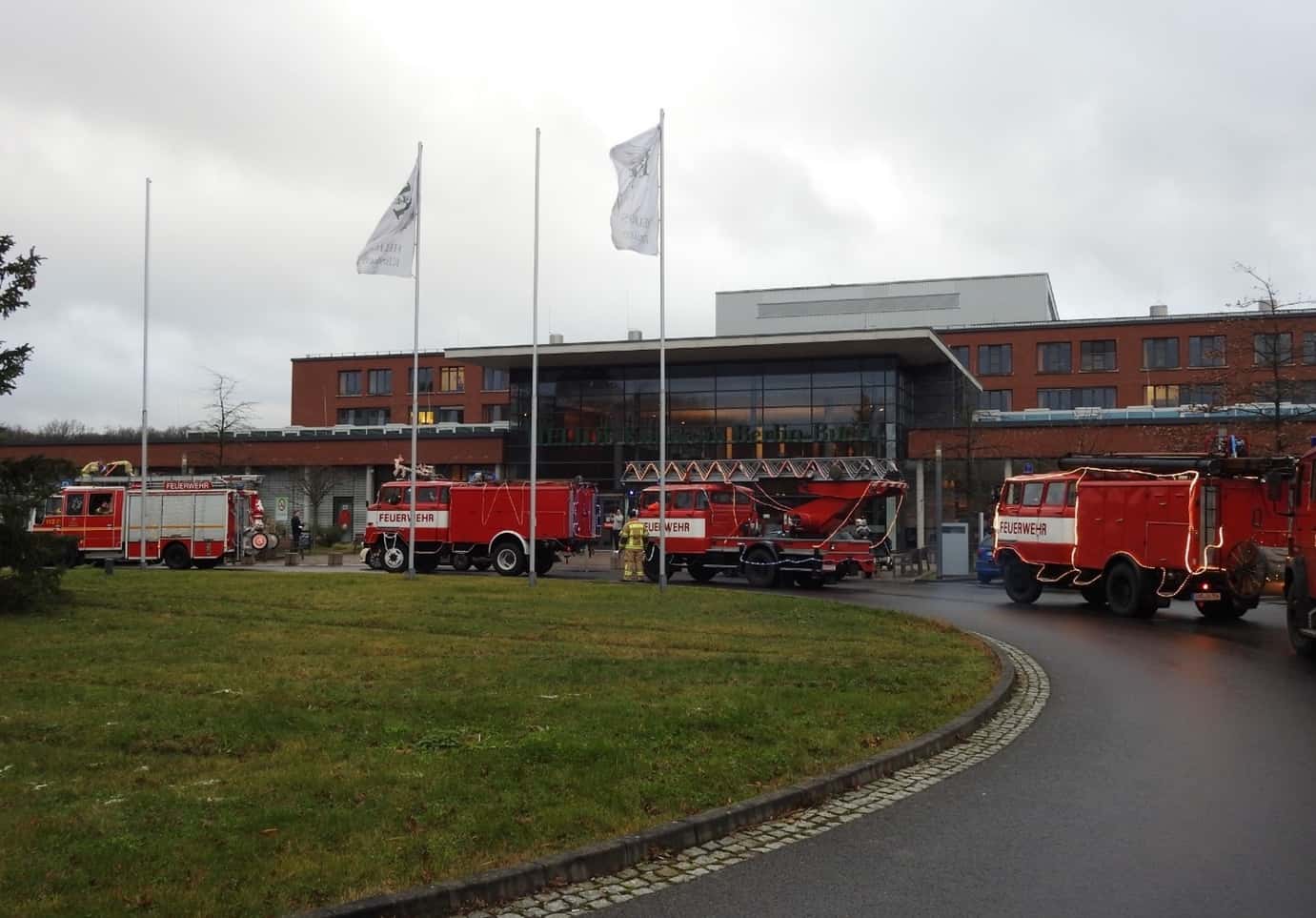 Feuerwehrwehren besuchten Kinderkrebsstation im Helios Klinikum Buch