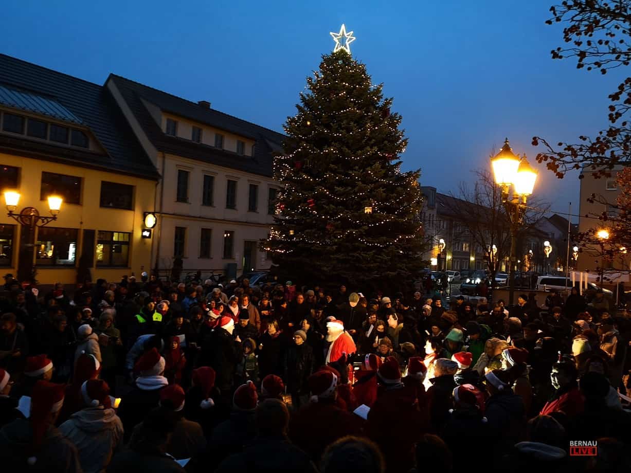 Öffentliches Weihnachtssingen auf dem Platz am Steintor in Bernau