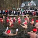 Advents-Eisbaden im Obersee in Lanke bei 3.3 Grad Wassertemperatur 8 Bernau LIVE