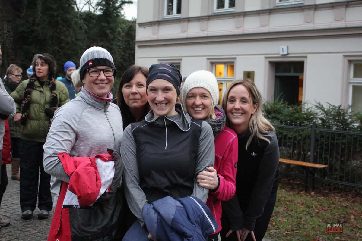 Etwa 200 LäuferInnen beim Silvesterlauf im Stadtpark Bernau