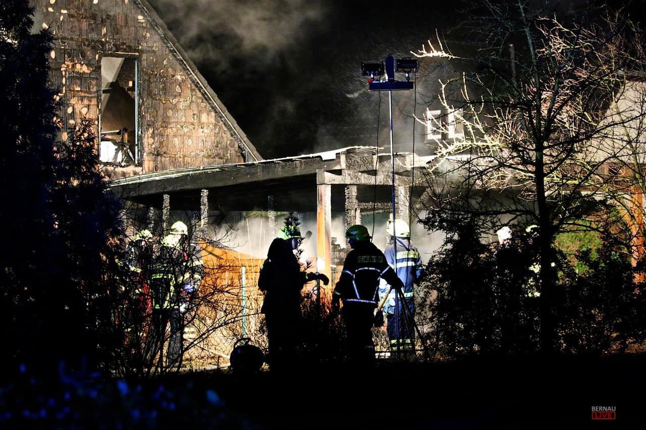 Brand in Bernau: Feuer griff vom Carport auf ein Einfamilienhaus über