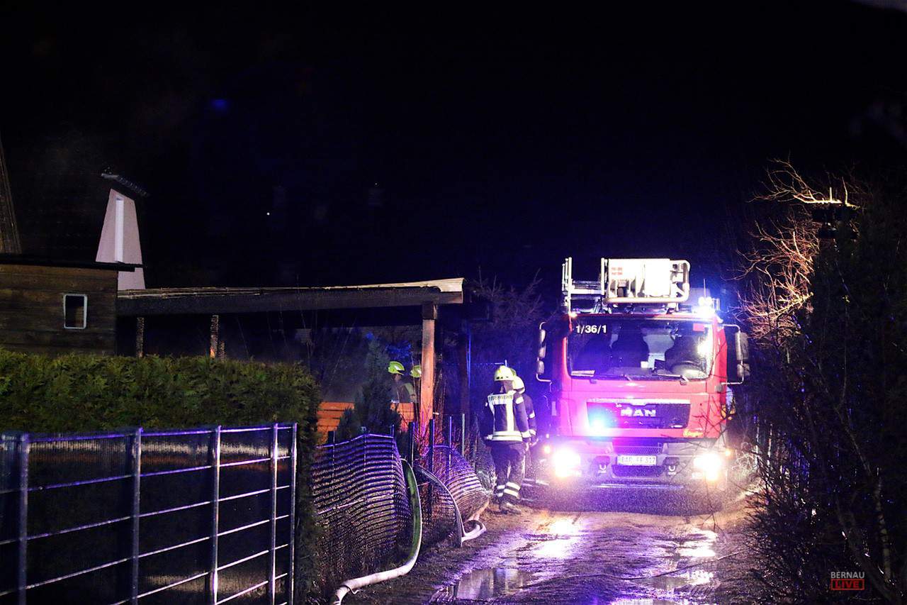 Brand in Bernau: Feuer griff vom Carport auf ein Einfamilienhaus über
