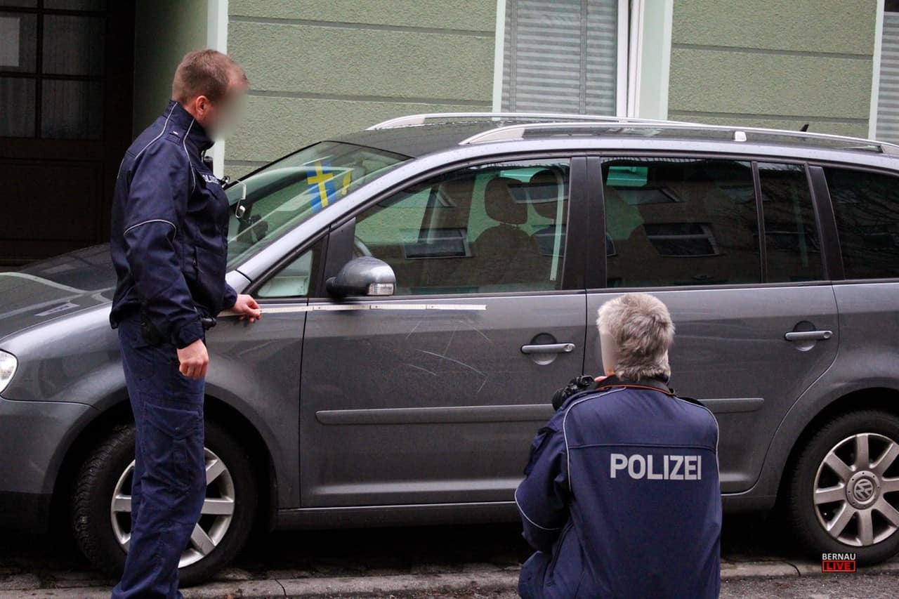 Etwa 22 Fahrzeuge in Bernau zerkratzt - teils mit Hakenkreuzen versehen