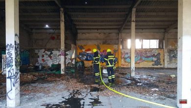 Bernau (Barnim): Gegen 16 Uhr wurde die Feuerwehr Bernau zu einem "Lagerhallenbrand" Brand in den Ladeburger Grenzweg gerufen. Wie sich hier bei Eintreffen der Feuerwehren herausstellte, brannten in einer leerstehenden Halle Müll und Unrat.