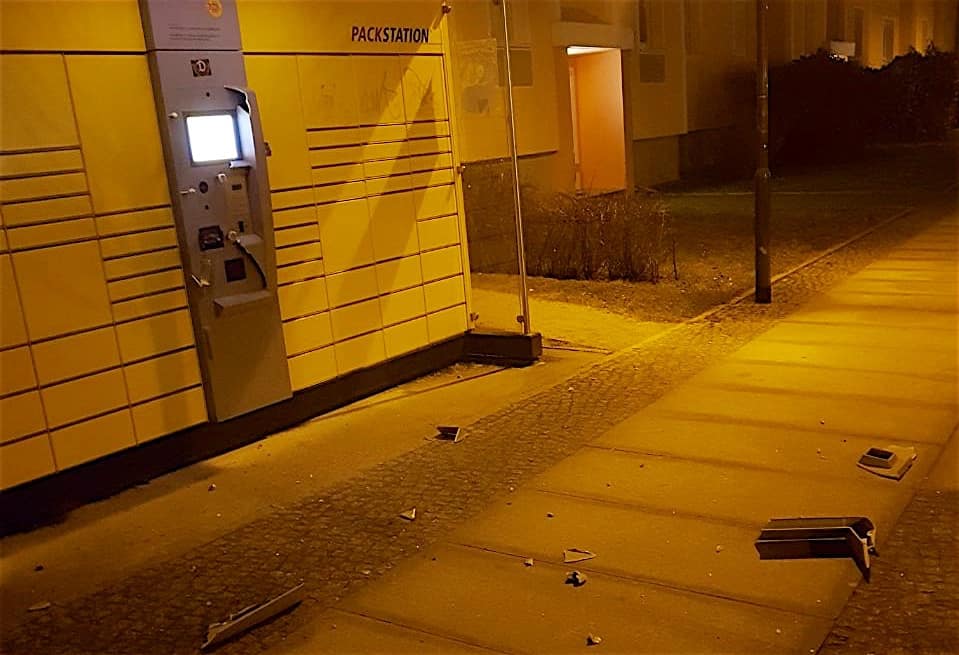 Unbekannte beschädigten eine Packstation in Bernau