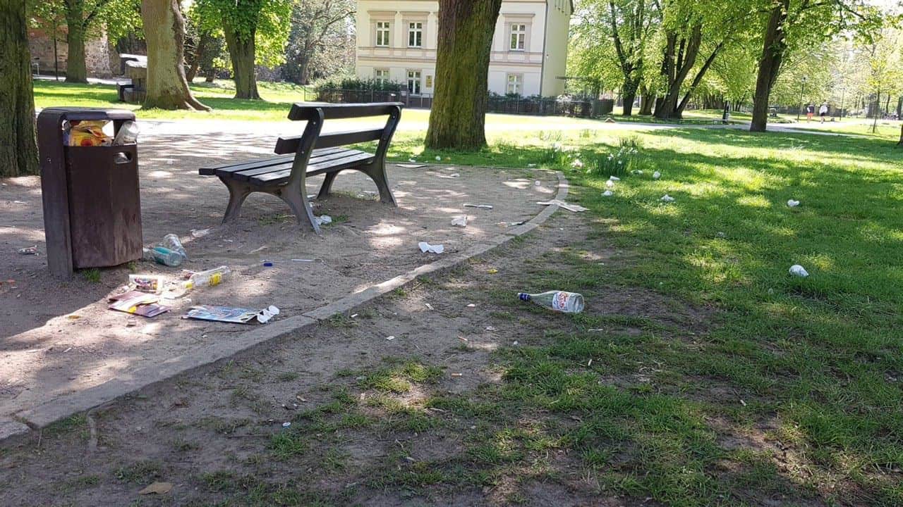 Party-Hinterlassenschaften - Müll und Dreck im Stadtpark Bernau