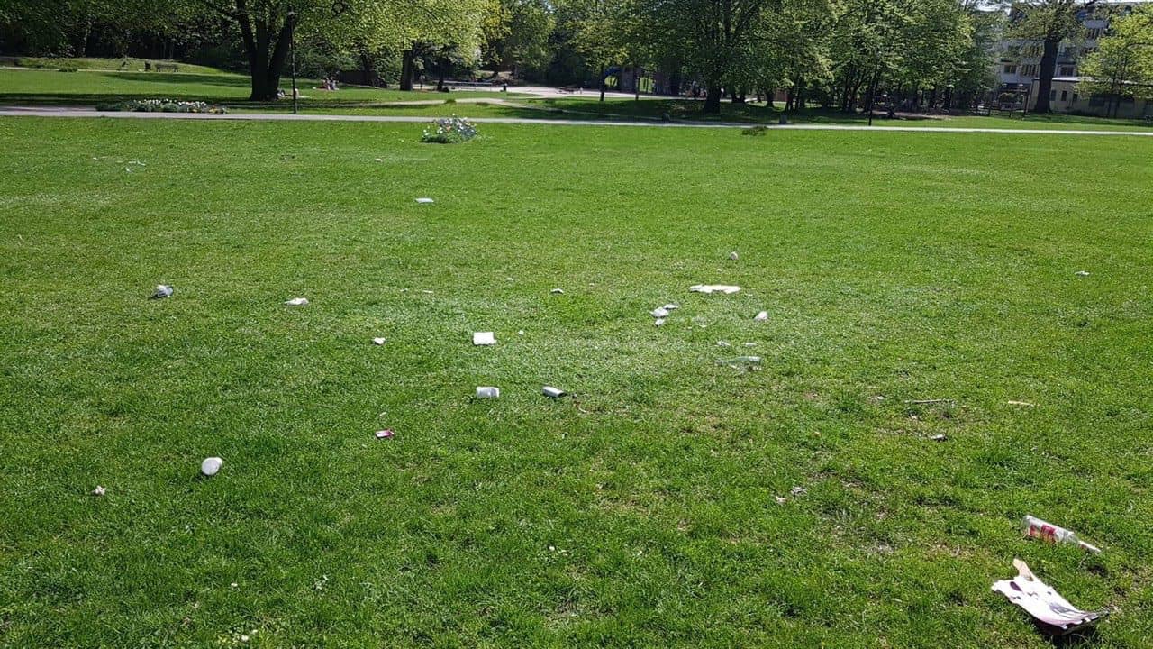 Party-Hinterlassenschaften - Müll und Dreck im Stadtpark Bernau