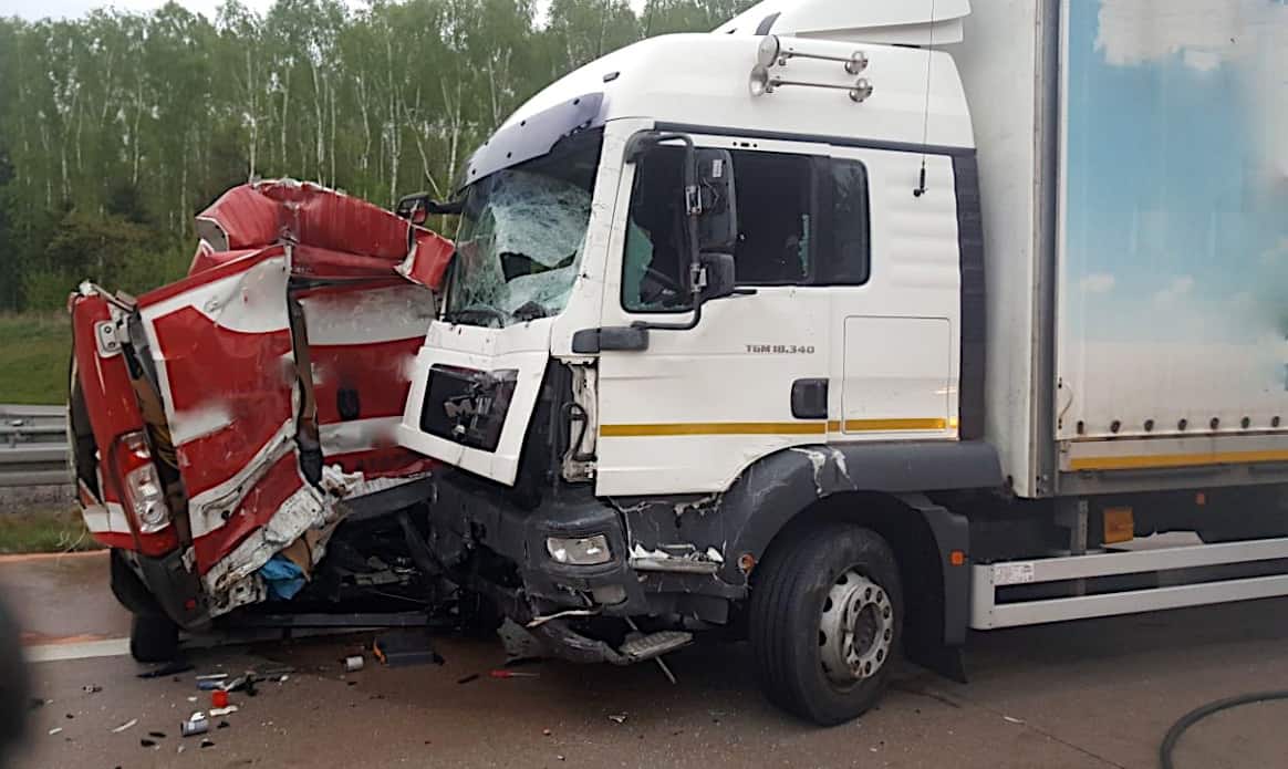 Barnim: Verkehrsunfall auf der A10 - Sattelzug fährt auf Transporter