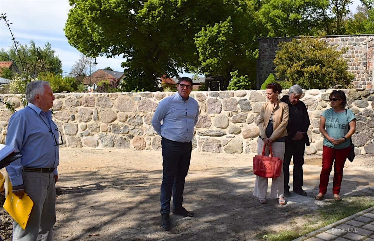 Neue Friedhofsmauer im Dorfkern von Birkholz feierlich "übergeben"