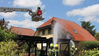 Hausbrand: Großeinsatz der Feuerwehren in Bernau-Lindow