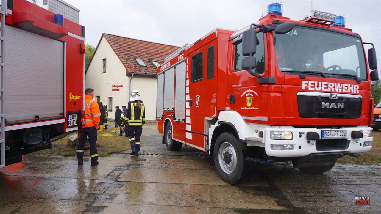 Bernau - Biesenthal: Rettungswache unter Wasser, Straßen überflutet