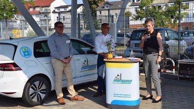 Energieminister Gerber besuchte E-Carport der Stadtwerke Bernau