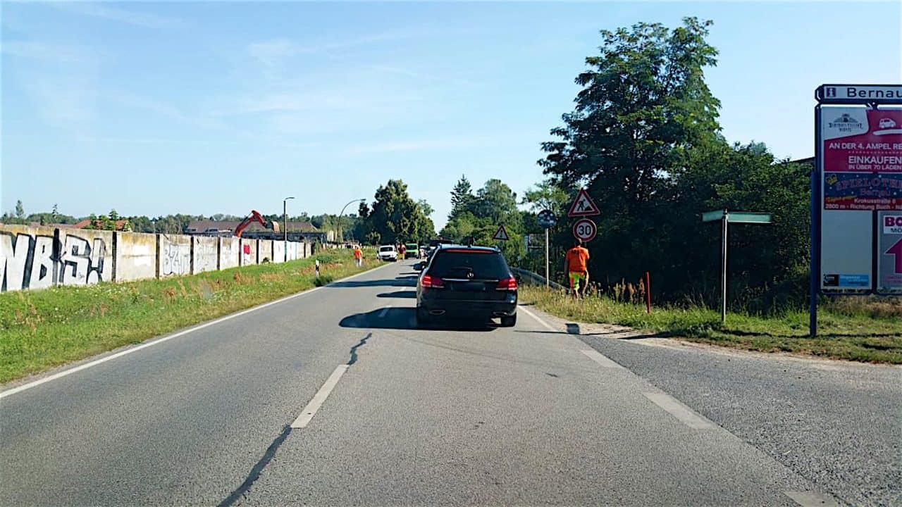 Bernau: Baustellenampel an der Schwanebecker Chaussee / Radwegbau