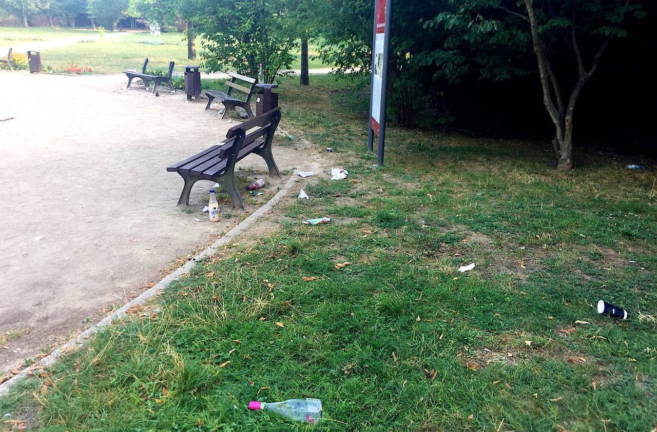 Partyhinterlassenschaften sorgen für Dreck und Müll im Stadtpark Bernau