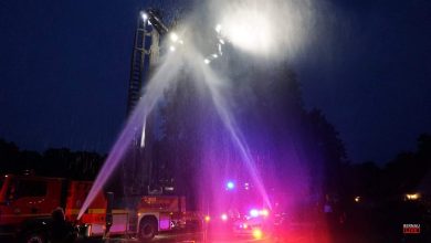 Feuerwehr Bernau: Drehleiter, Wasser und Blumen zur Hochzeit