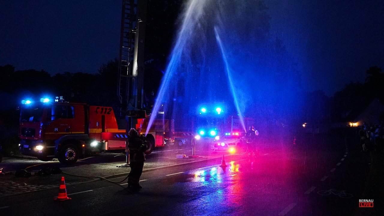Feuerwehr Bernau: Drehleiter, Wasser und Blumen zur Hochzeit