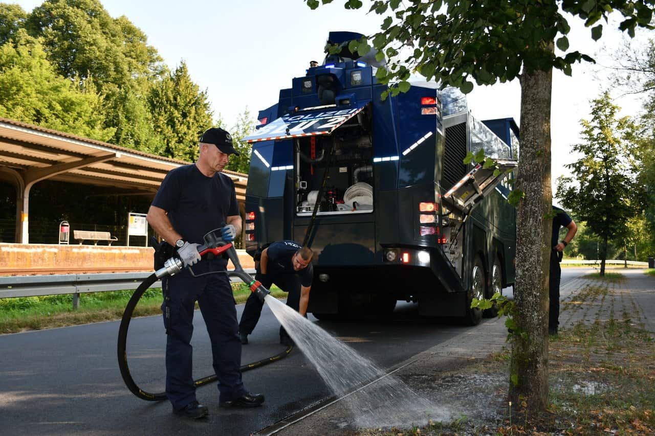 Bundespolizei unterstützt Ahrensfelde mit Wasserwerfern beim Gießen