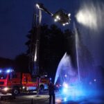 Feuerwehr Bernau: Drehleiter, Wasser und Blumen zur Hochzeit 2 Feuerwehr Bernau: Drehleiter, Wasser und Blumen zur Hochzeit