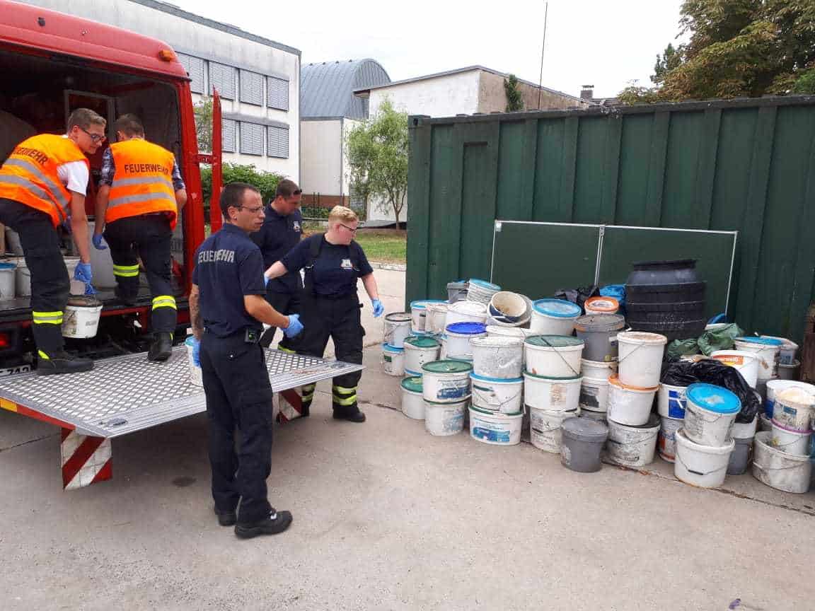 Wütend! Bis zu 170 Farbeimer illegal am Waldrand in Bernau entsorgt