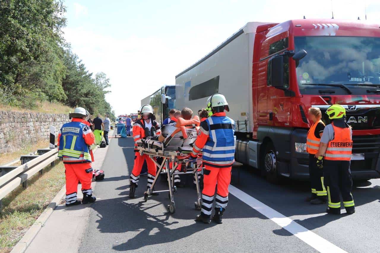 A10 - Nuthetal: Schwerer Verkehrsunfall mit Reisebus - 20 Verletzte