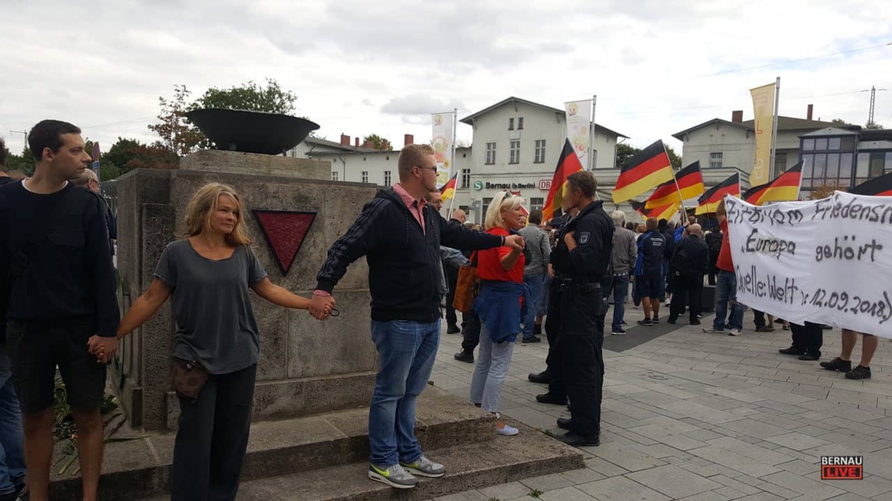Friedensfest links- und AfD Kundgebung rechts vorm Bahnhof Bernau