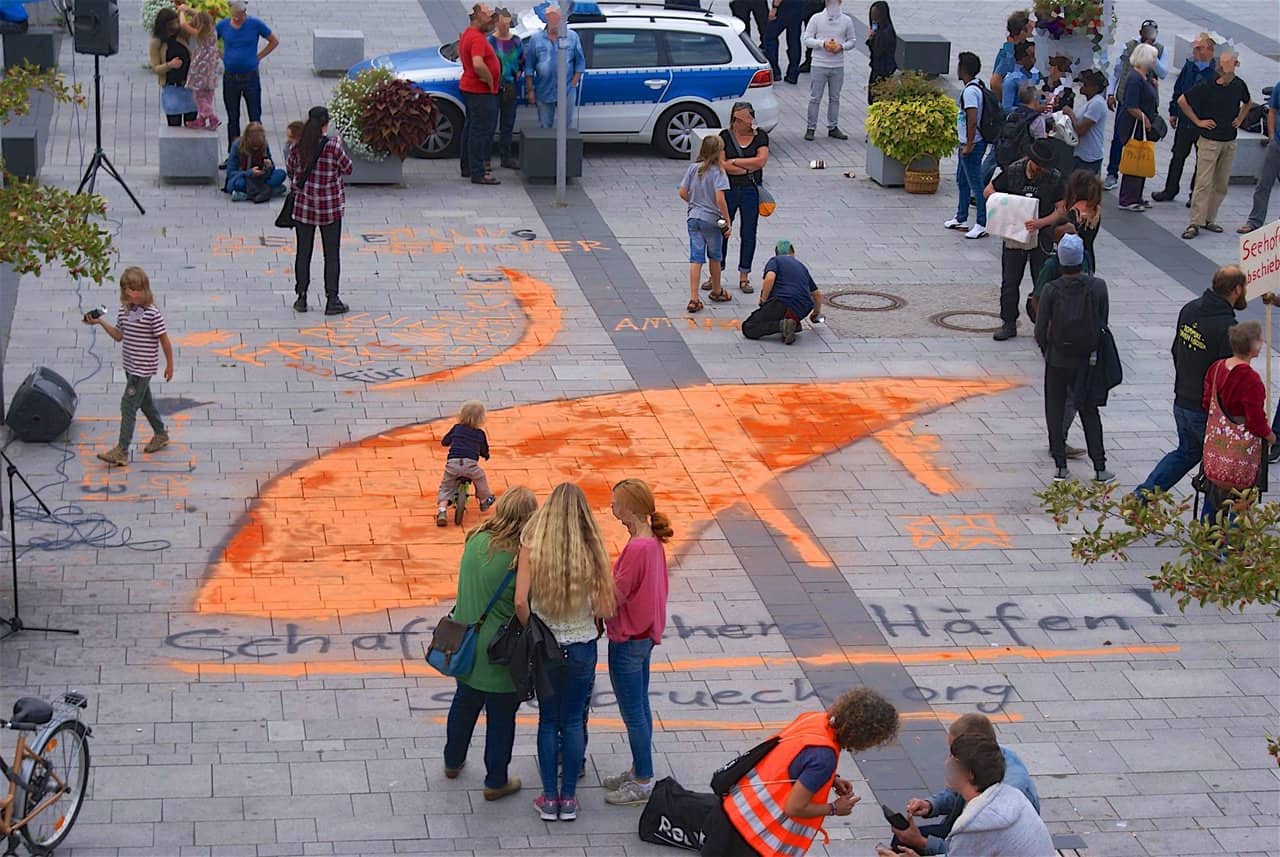 Demo am Bahnhof in Bernau: "Farbe bekennen für mehr Menschlichkeit"