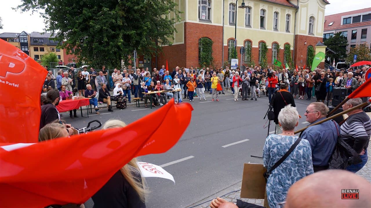Friedensfest links- und AfD Kundgebung rechts vorm Bahnhof Bernau
