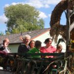 Bunt geschmückte Wagen beim Erntefest in Grüntal / Sydower Fließ 6 Bernau LIVE
